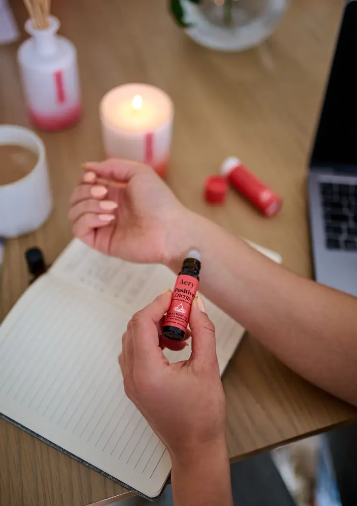 AE0247_Aery_Aromatherapy_PositiveEnergyPulsePointOil_LS_01_LO.webp